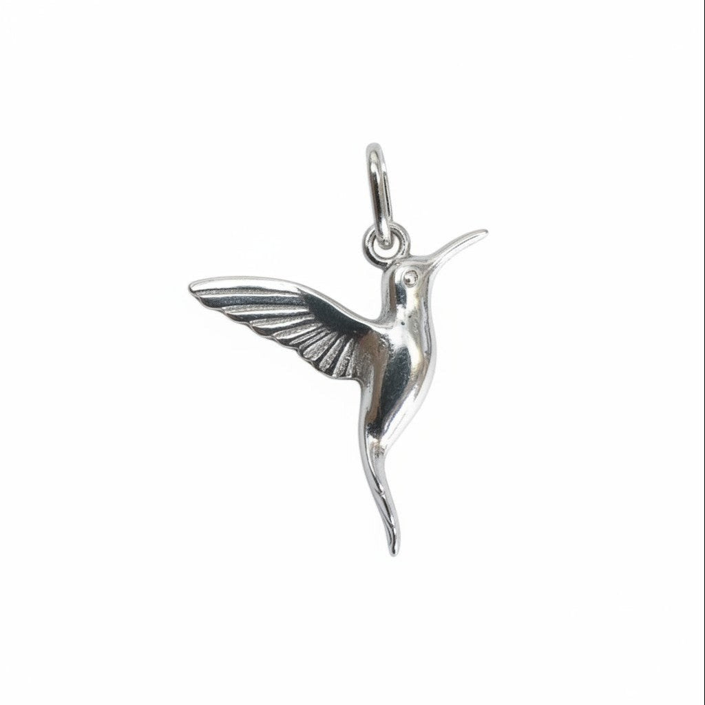 Colgante de plata con forma de colibrí en vuelo, de Sophia Schneider Joyas.