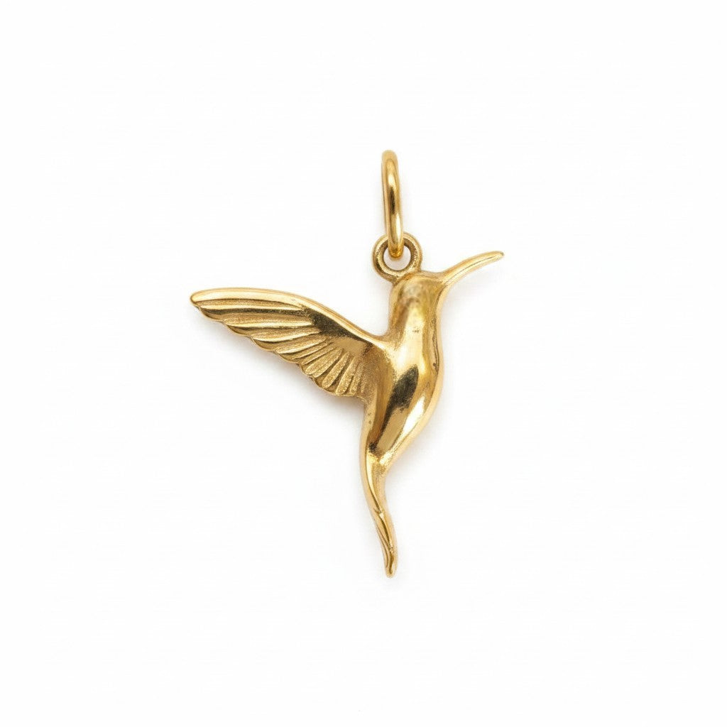 Colgante de plata con forma de colibrí de Sophia Schneider Joyas. Diseño detallado con alas extendidas.