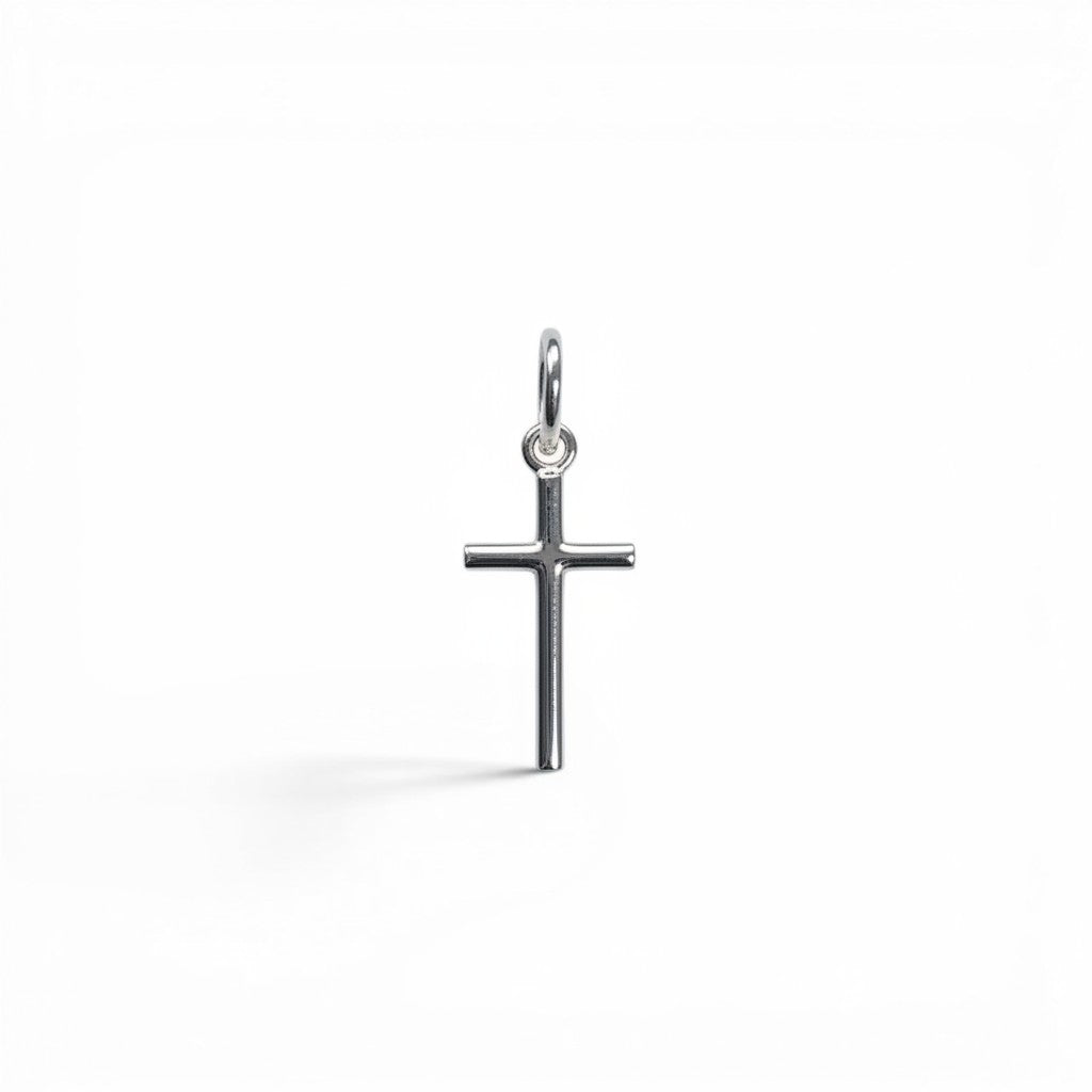 Colgante cruz de plata 925 de Sophia Schneider Joyas, 7x14 mm, diseño minimalista.