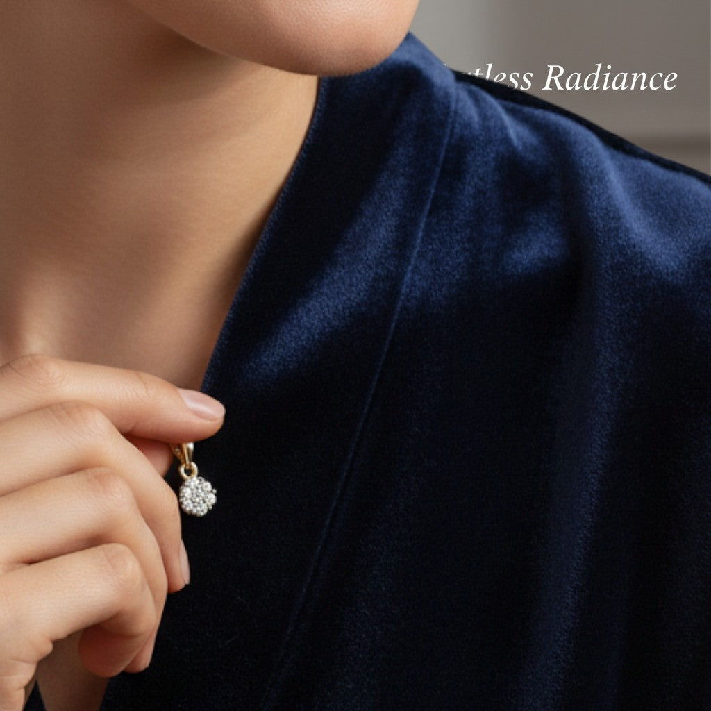 Colgante punto de luz con diamantes de 0,10 ct en oro blanco de 10K de Sophia Schneider Joyas sobre modelo