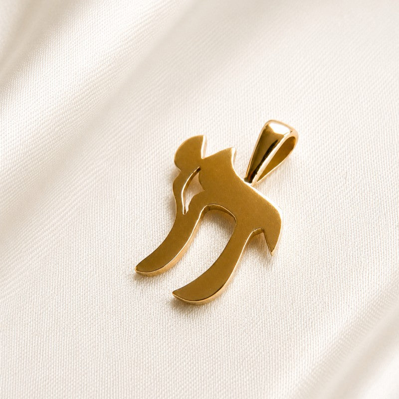 Sophia Schneider Joyas Colgante Jai de oro amarillo 18k, símbolo de 2 cm, hecho a mano.