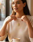 Sophia Schneider Joyas colgante de oro amarillo 18k con símbolo Jai de 2 cm, hecho a mano.