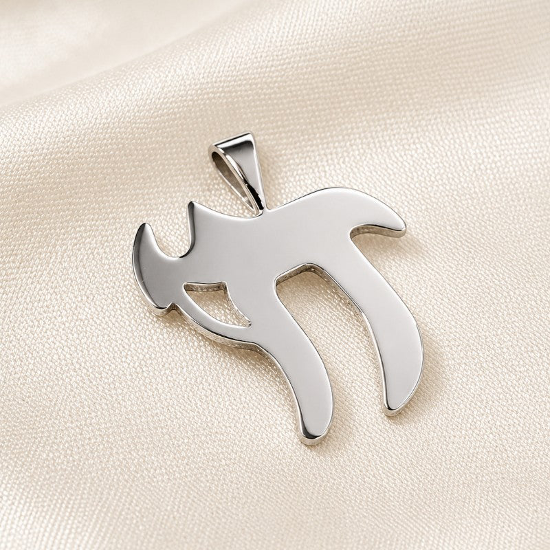 Colgante Jai de platino pulido de Sophia Schneider Joyas, diseño caligráfico abstracto, 2 cm de largo.