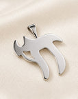 Colgante Jai de platino pulido de Sophia Schneider Joyas, diseño caligráfico abstracto, 2 cm de largo.