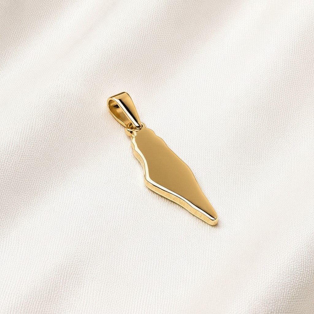 Colgante de oro 18K con forma del mapa de Palestina de Sophia Schneider Joyas. Mide 2 cm.