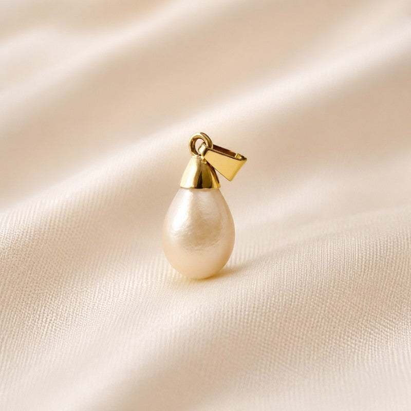 Colgante Sophia Schneider Joyas de oro amarillo 18k con perla natural ovalada color crema.