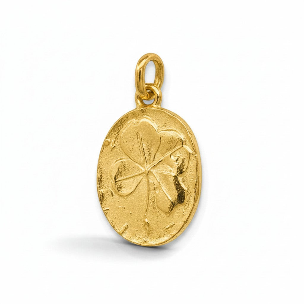 Colgante amuleto trébol de Sophia Schneider Joyas en plata enchapada en oro con acabado texturizado y forma ovalada