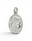Colgante amuleto trébol de la suerte en plata de Sophia Schneider Joyas. Diseño ovalado con trébol grabado.