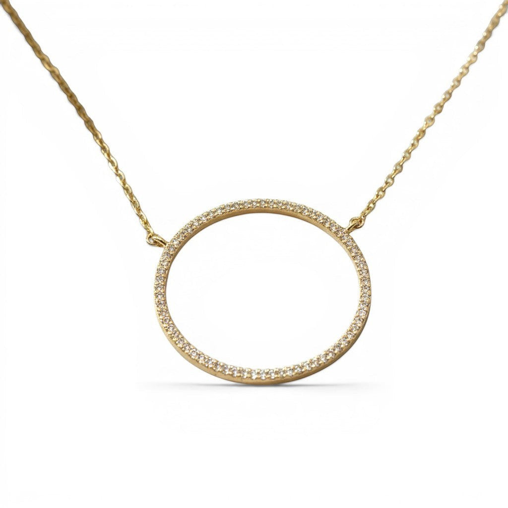 Collar Sophia Schneider Joyas de círculo con diamantes engastados en oro amarillo de 18K sobre fondo de mármol