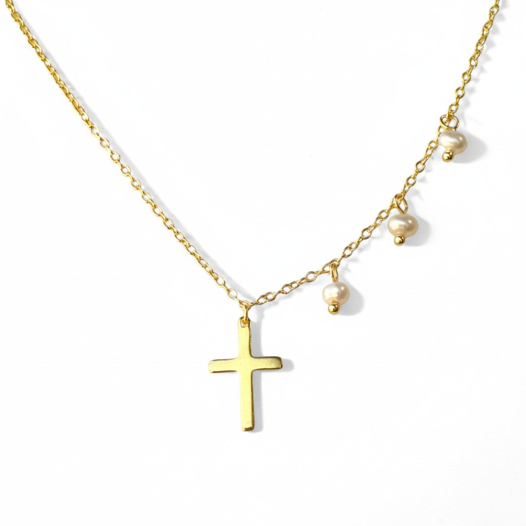 Collar Sophia Schneider Joyas de plata 925 bañada en oro con dije de cruz y tres perlas pequeñas