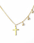 Collar Sophia Schneider Joyas de plata 925 bañada en oro con dije de cruz y tres perlas pequeñas