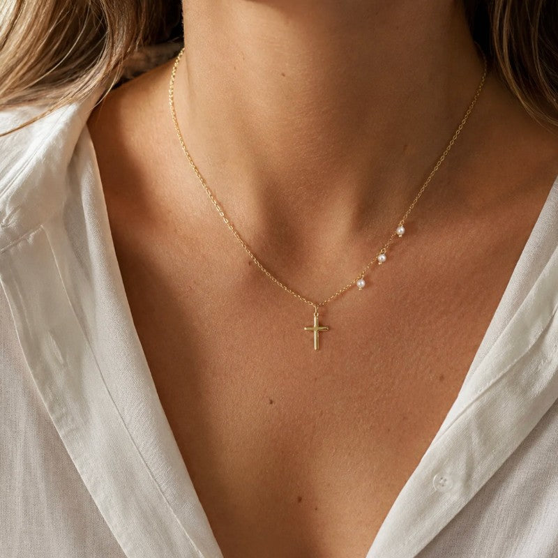 Collar Sophia Schneider Joyas de plata 925 bañada en oro con cruz pequeña y tres perlas naturales en la cadena.