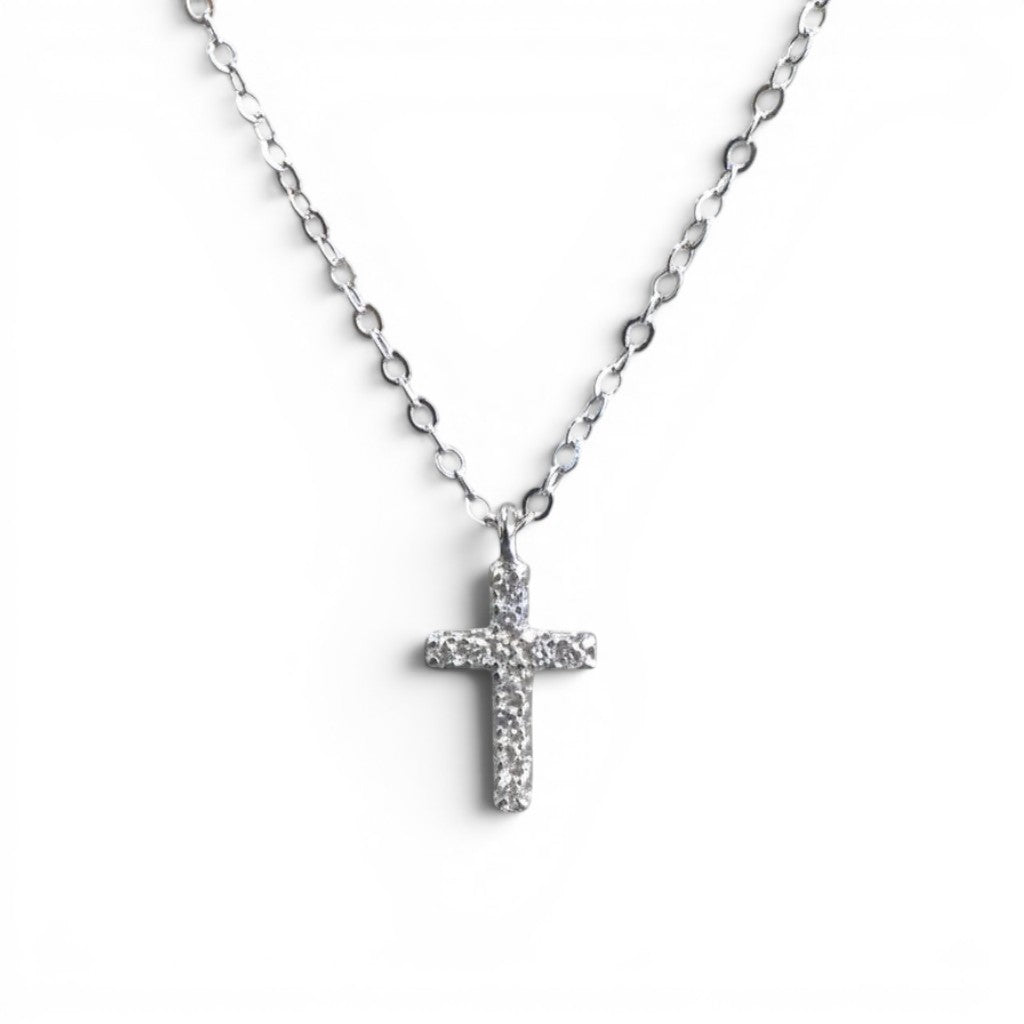 Collar Sophia Schneider Joyas de plata con baño de rodio y dije de cruz de 12 mm con circones brillantes