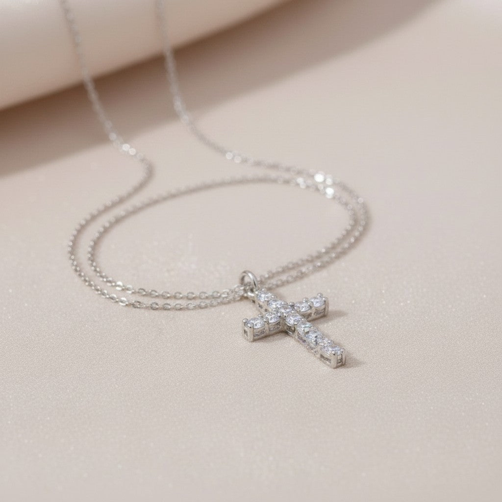 Collar Sophia Schneider Joyas con dije de cruz en plata 925 con baño de rodio y brillantes circones incrustados
