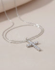 Collar Sophia Schneider Joyas con dije de cruz en plata 925 con baño de rodio y brillantes circones incrustados