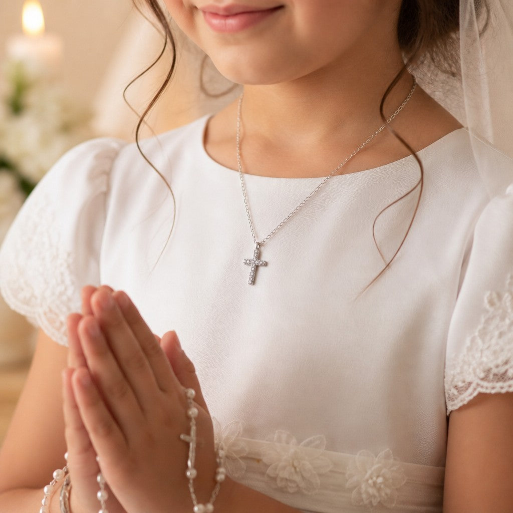Collar Sophia Schneider Joyas con cruz de plata y circones en niña vestida de primera comunión