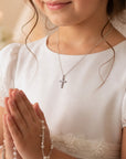 Collar Sophia Schneider Joyas con cruz de plata y circones en niña vestida de primera comunión