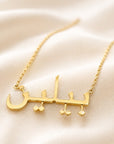 Collar de oro amarillo de 18k con nombre personalizado en árabe de Sophia Schneider Joyas. Diseño caligráfico hecho a mano.