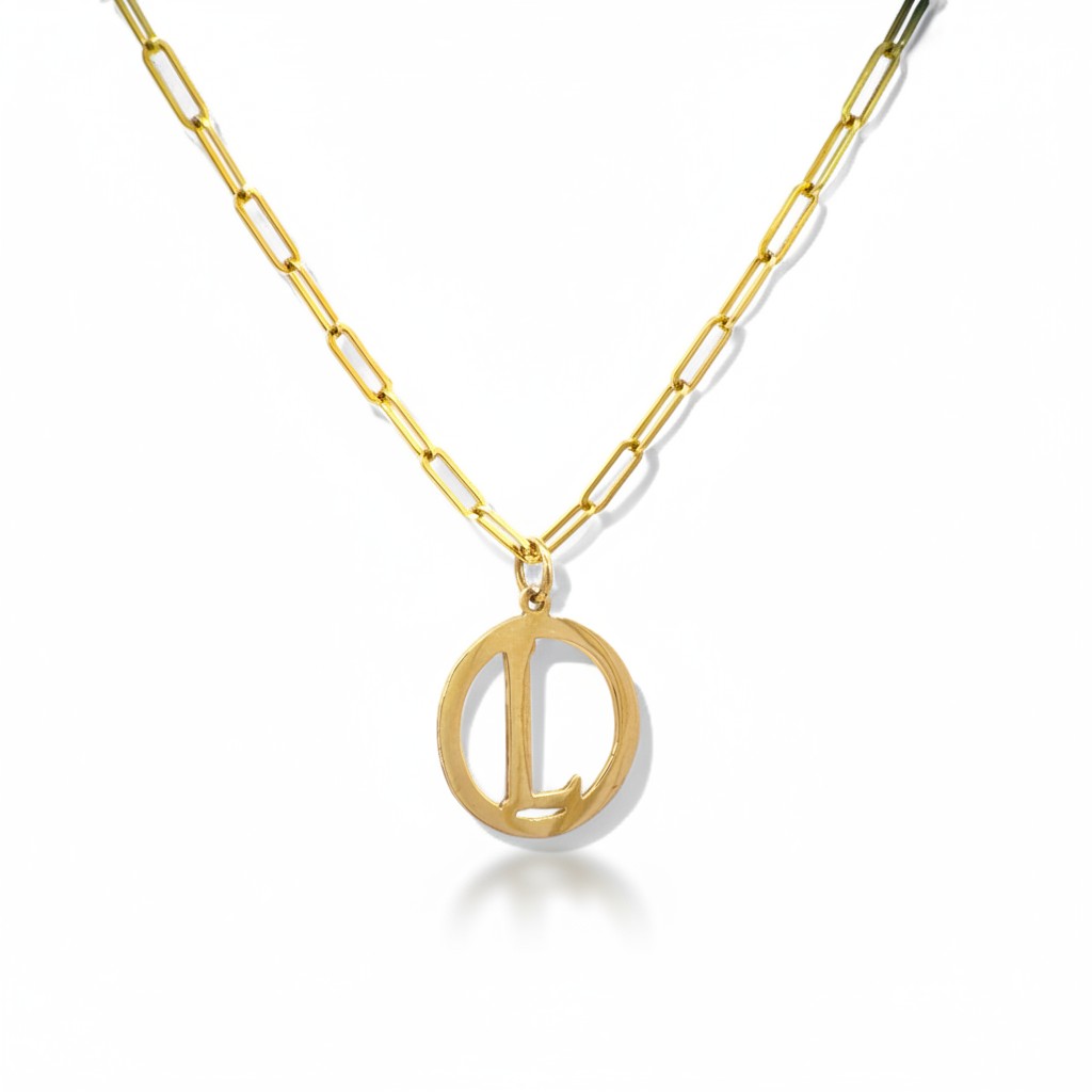 Collar Sophia Schneider Joyas de oro de 14K con cadena de eslabones y medalla circular con inicial 'L'.