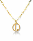 Collar Sophia Schneider Joyas de oro de 14K con cadena de eslabones y medalla circular con inicial 'L'.