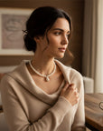 Mujer luciendo collar Sophia Schneider Joyas de perlas naturales de 9 mm con colgante de perla barroca de 2 cm