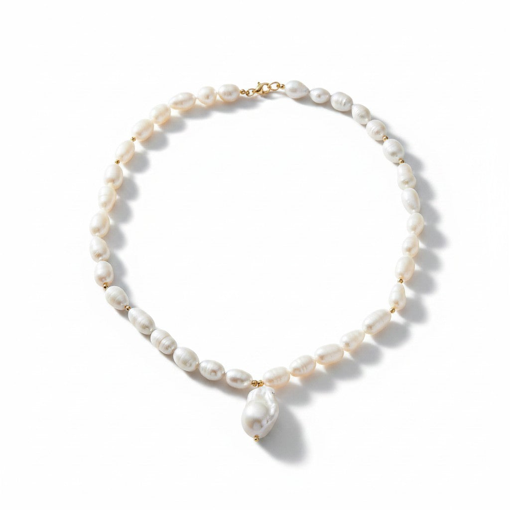 Collar Sophia Schneider Joyas de perlas naturales blancas con perla barroca colgante de 2 cm y cierre dorado
