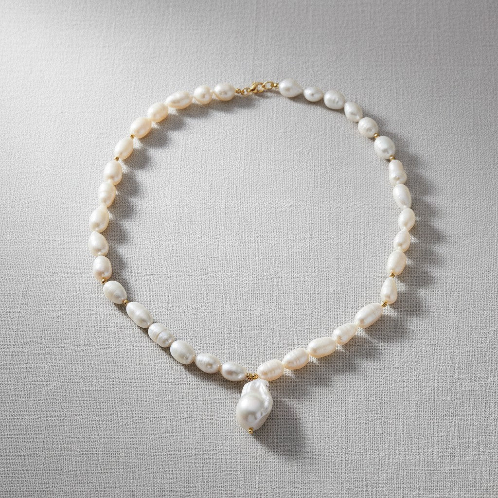 Collar Sophia Schneider Joyas de perlas naturales blancas con perla barroca colgante y detalles dorados de 40 cm