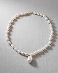 Collar Sophia Schneider Joyas de perlas naturales blancas con perla barroca colgante y detalles dorados de 40 cm