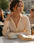 Mujer con collar de perlas naturales barrocas de Sophia Schneider Joyas, diseño elegante de 43 cm en entorno urbano.