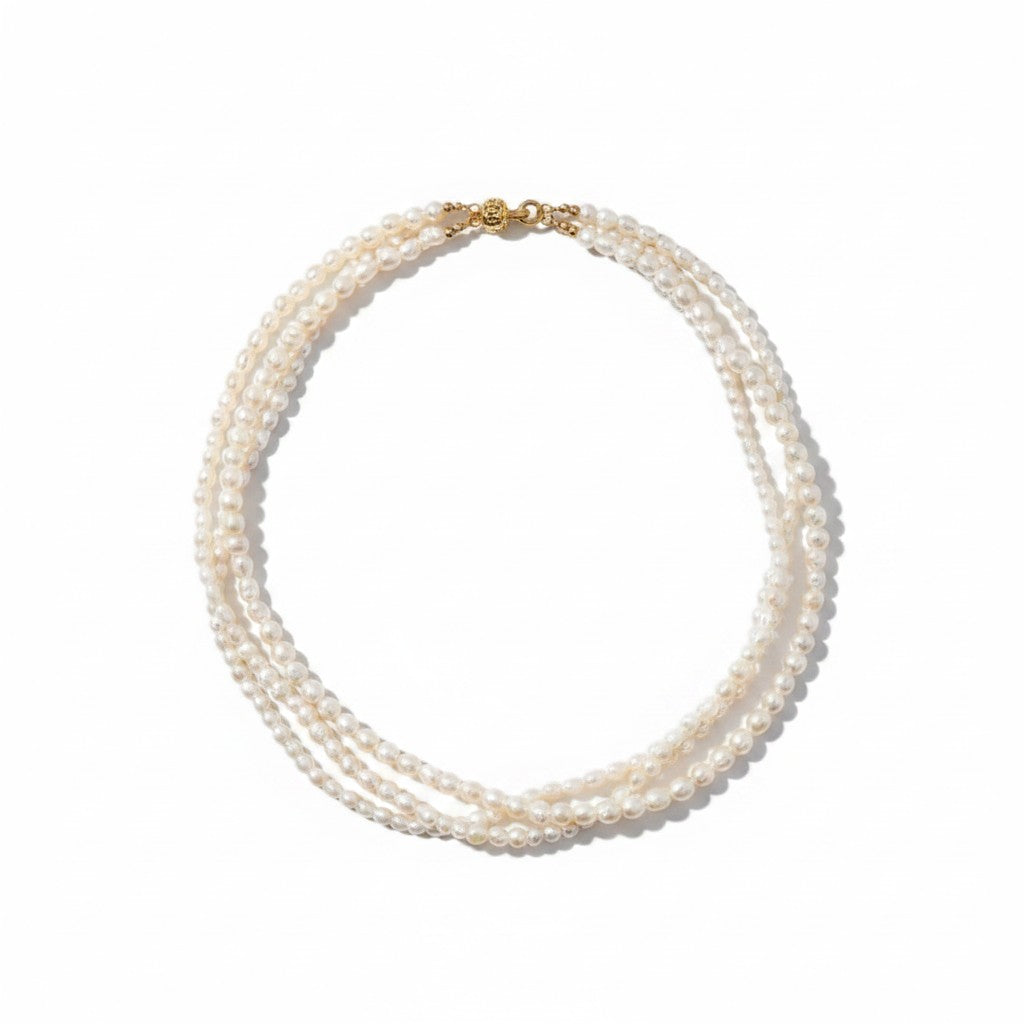 Collar de tres hilos de perlas naturales blancas con cierre dorado de Sophia Schneider Joyas
