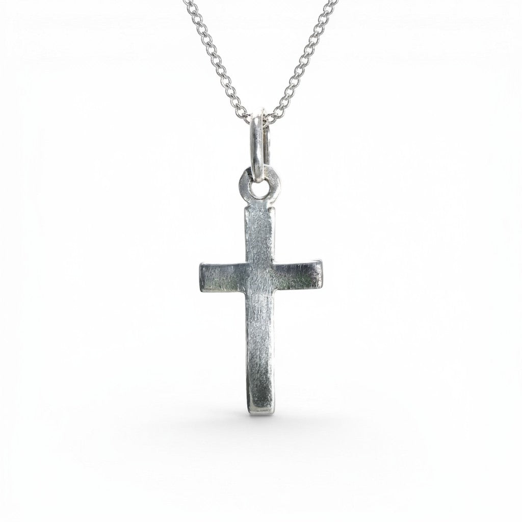 Colgante de cruz minimalista en plata 925 de Sophia Schneider Joyas, personalizable mediante grabado láser.