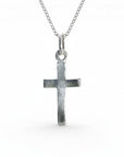 Colgante de cruz minimalista en plata 925 de Sophia Schneider Joyas, personalizable mediante grabado láser.