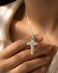 Colgante de cruz Sophia Schneider Joyas en plata con relieve del Buen Pastor, 13x20mm, personalizable