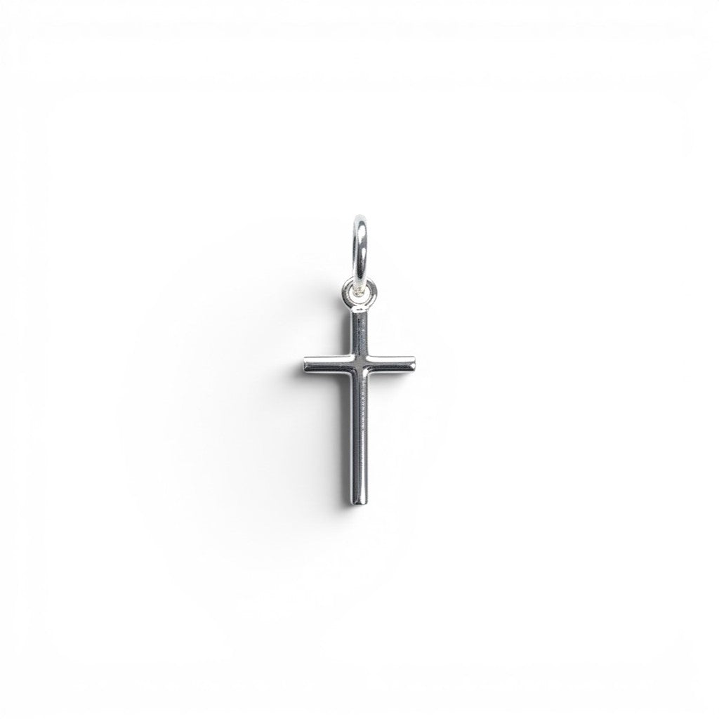 Dije de cruz minimalista en plata 925 de Sophia Schneider Joyas, diseño pequeño y elegante de 7x14 mm.