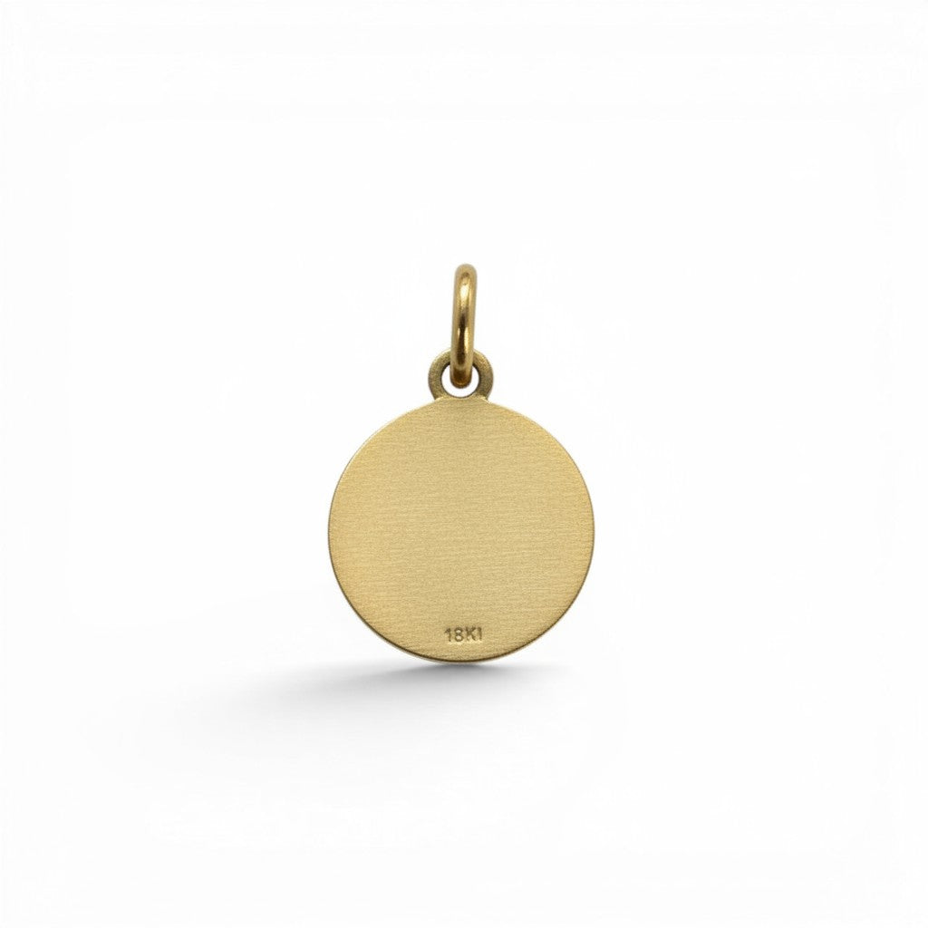 Medalla redonda de oro 18K de Sophia Schneider Joyas, con detalle de Sagrado Corazón de Jesús. Mide 12 mm.