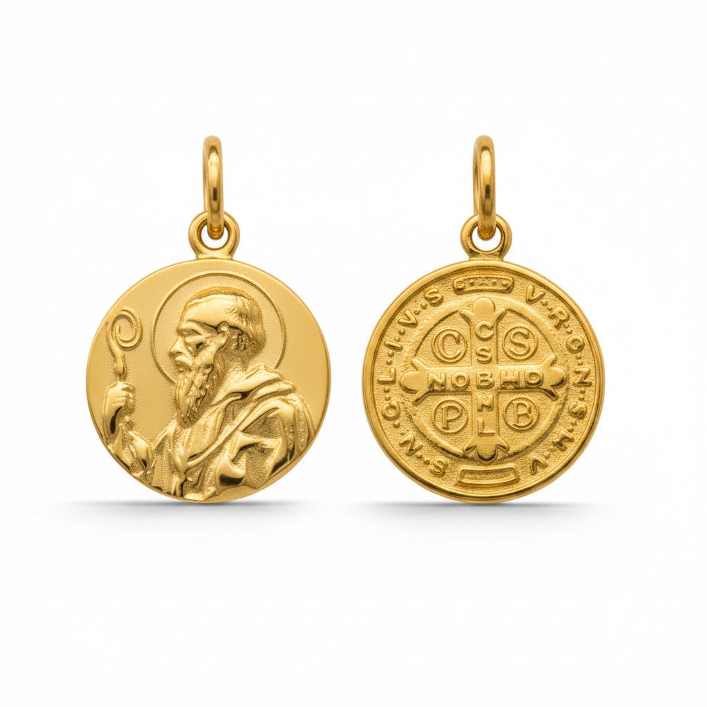Medalla redonda San Benito de Sophia Schneider Joyas en plata 925 con baño de oro de 17 mm, vista frontal y trasera.