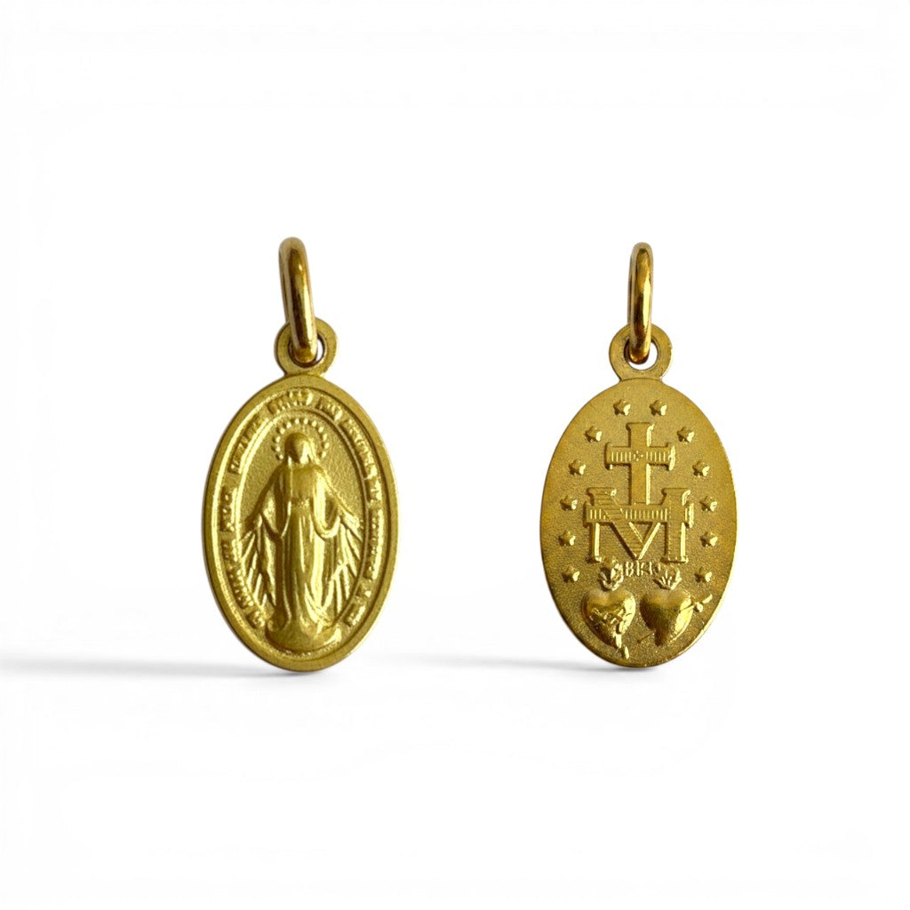Medalla ovalada de oro 18K de la Virgen de los Rayos, 9x14 mm, de Sophia Schneider Joyas.