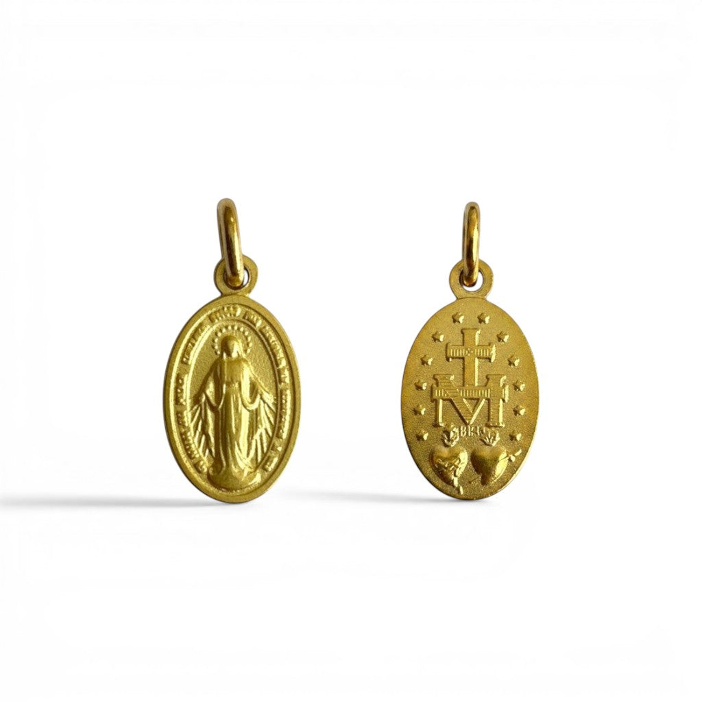 Medalla ovalada de la Virgen de los Rayos en oro de 18K de Sophia Schneider Joyas, vista frontal y trasera.