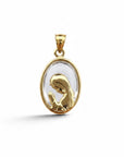Medalla Sophia Schneider Joyas redonda de oro amarillo 18k con figura de virgen orando sobre cristal de 12mm