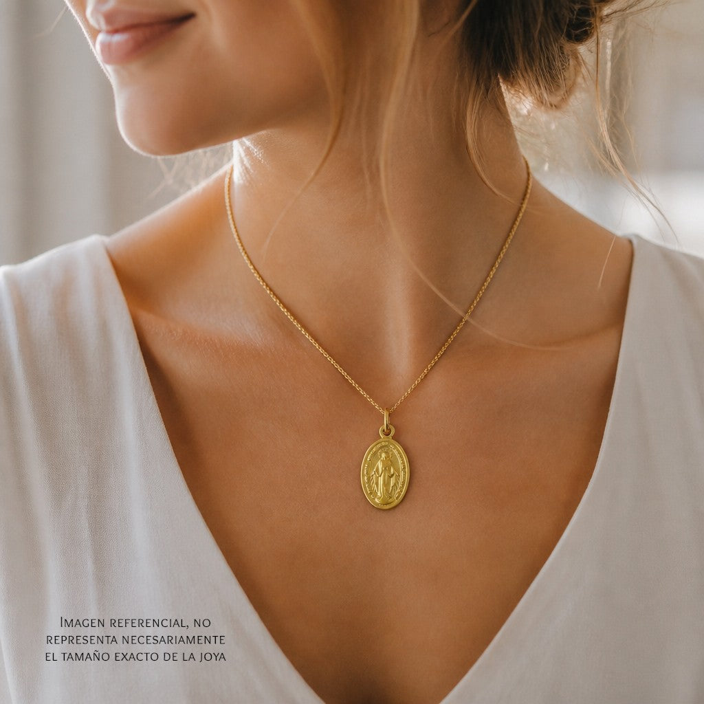 Medalla ovalada Virgen de los Rayos de Sophia Schneider Joyas en oro de 18 quilates sobre una cadena fina