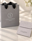 Packaging de Sophia Schneider Joyas con bolsa gris y estuche de terciopelo para joyas