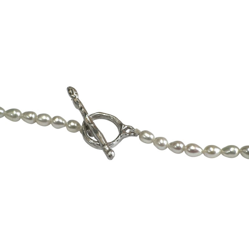 Sophia Schneider Joyas Maris pearl and silver necklace with lapis lazuli accent and toggle clasp.