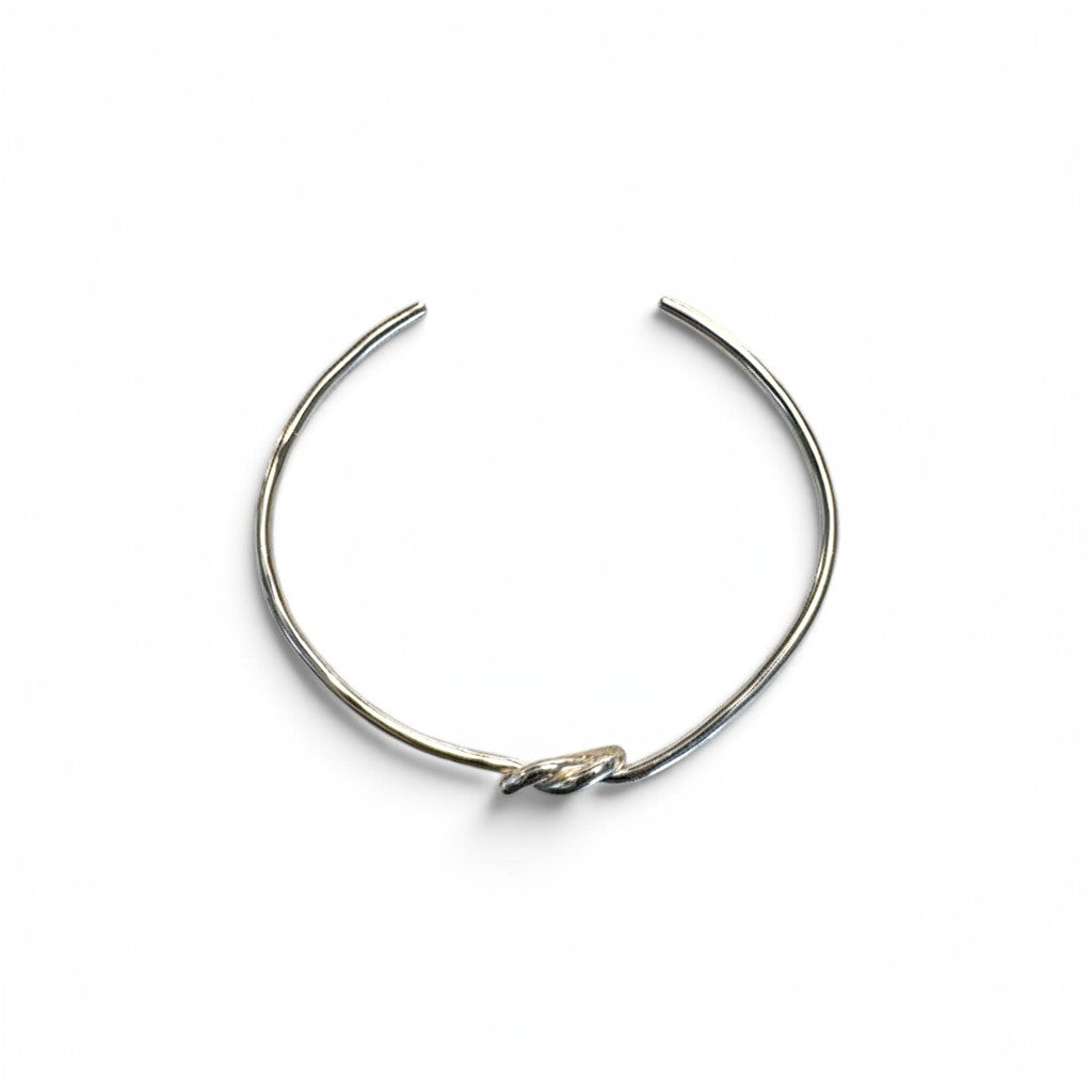 Pulsera esclava de plata con diseño de nudo central de Sophia Schneider Joyas