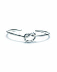 Pulsera esclava de plata de Sophia Schneider Joyas con diseño de nudo central minimalista y elegante