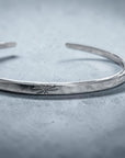Pulsera esclava abierta de plata Sophia Schneider Joyas con diseño de estrellas grabadas y 2mm de espesor