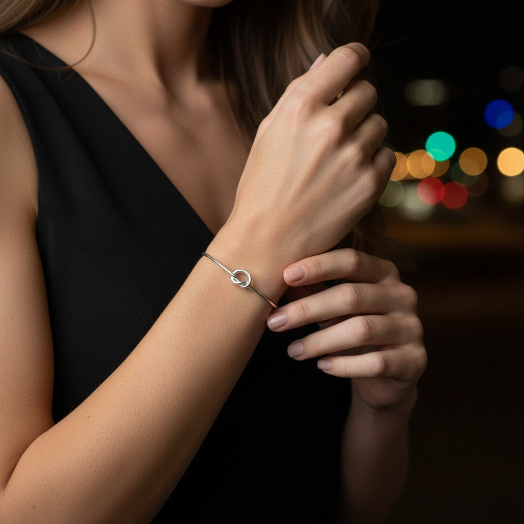 Pulsera esclava de plata con diseño de nudo de Sophia Schneider Joyas lucida en la muñeca de una mujer