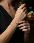 Pulsera esclava de plata con diseño de nudo de Sophia Schneider Joyas lucida en la muñeca de una mujer