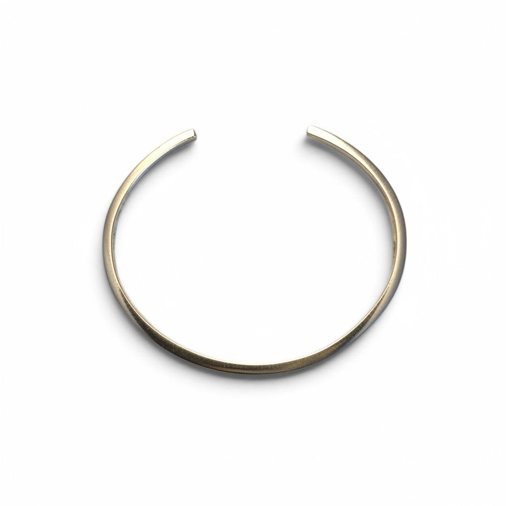 Pulsera esclava abierta de plata de Sophia Schneider Joyas con diseño minimalista de 2mm de espesor