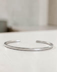 Pulsera esclava lisa de plata de Sophia Schneider Joyas con diseño minimalista y acabado pulido
