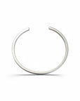 Pulsera esclava lisa de plata de 2mm de espesor de la marca Sophia Schneider Joyas sobre fondo blanco